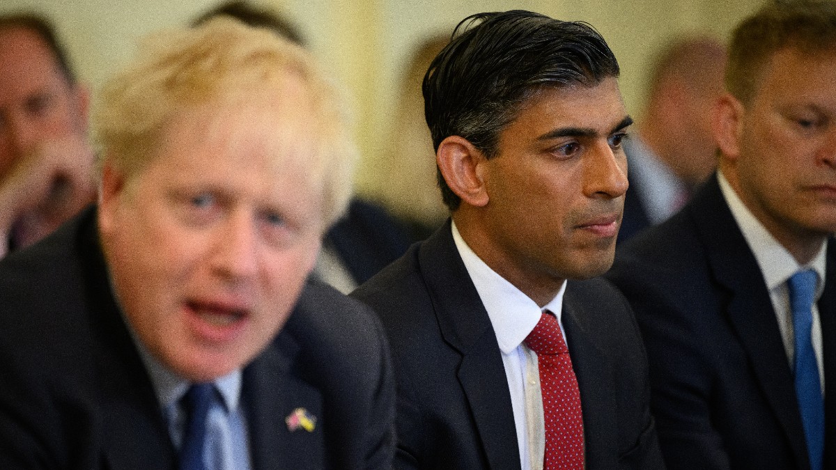 Boris Johnson y el candidato a sustituirle, el ex ministro de Finanzas, Rishi Sunak.