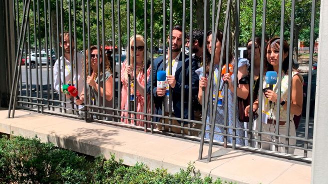 Los periodistas apostados en una valla que separa el ministerio de Economía del Paseo de la Castella. FOTO: Jacinto Sánchez