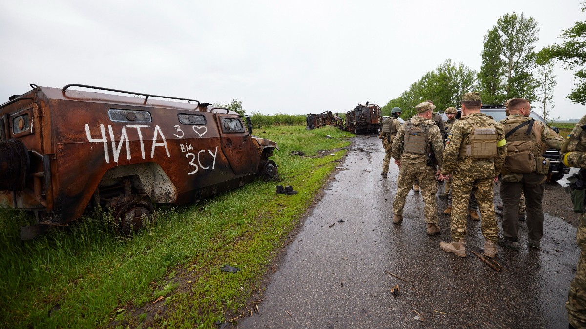 Militares ucranianos junto a un vehículo ruso destruido en la región de Járkov, Ucrania.