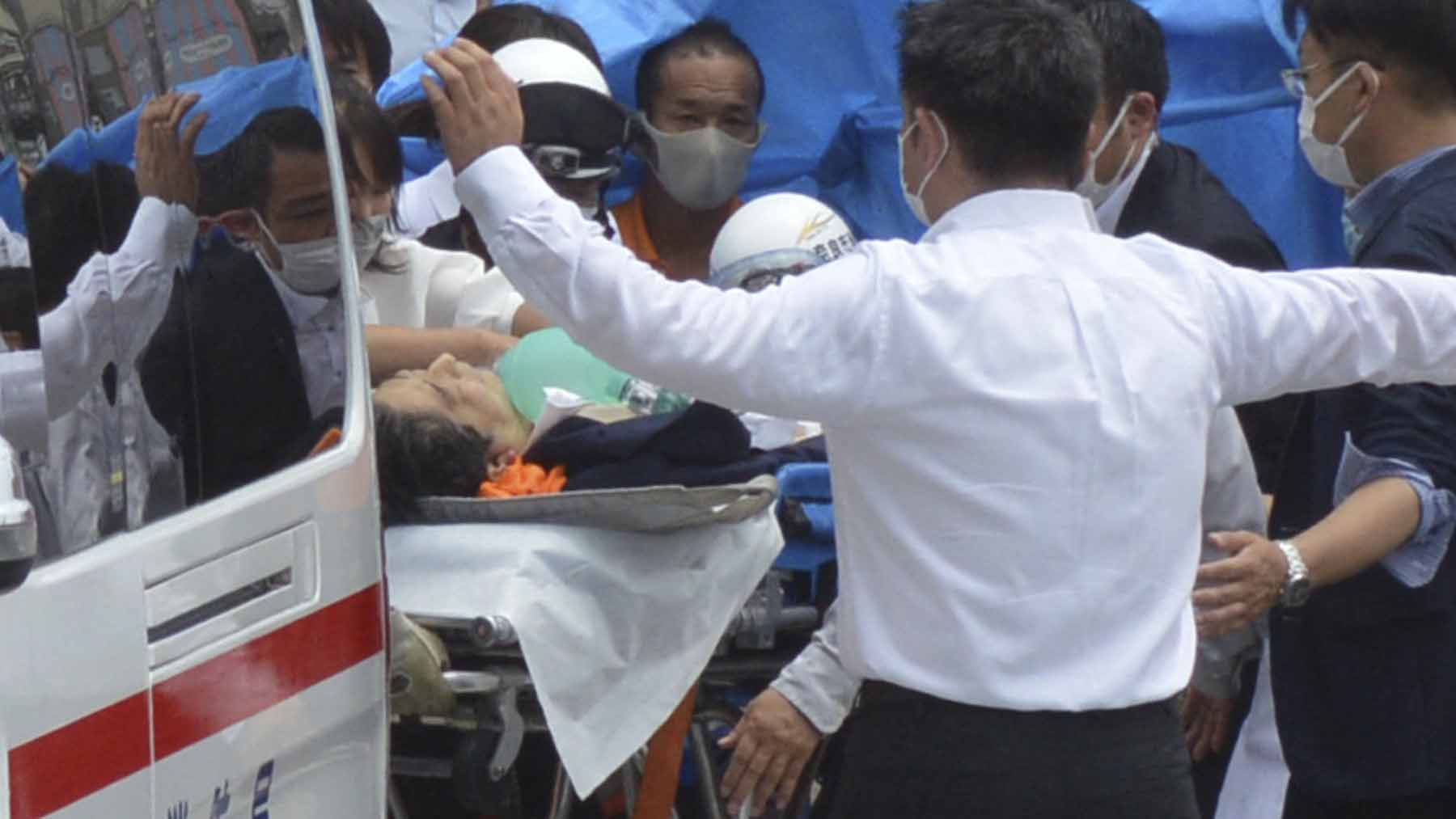 Shinzo Abe es introducido en una ambulancia tras el atentado.