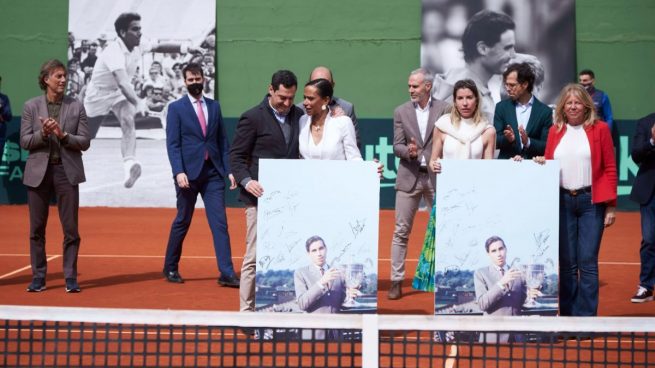 Juanma Moreno en el homenaje a Manolo Santana.