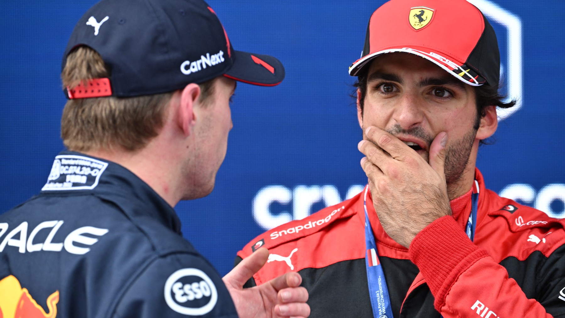Carlos Sainz charla con Verstappen tras la carrera al sprint en el GP de Austria. (AFP)