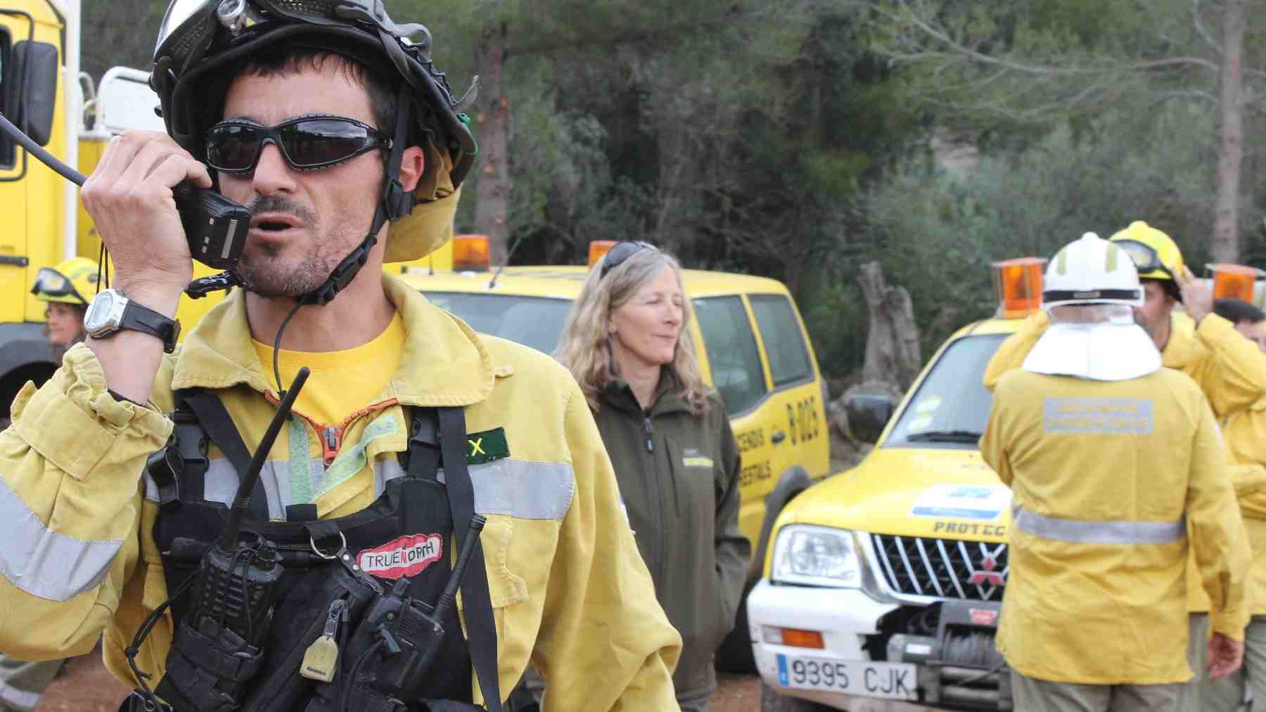 Agente forestal del Ibanat durante la extinción de un incendio.