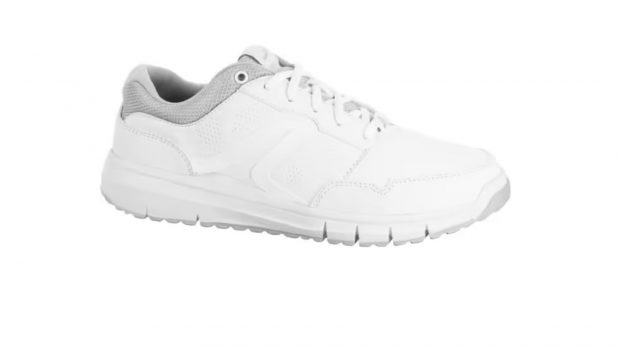 Las zapatillas blancas de Decathlon que están por su precio