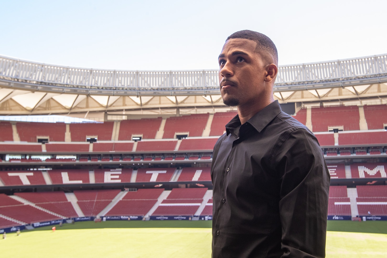 Samuel Lino, observando el estadio