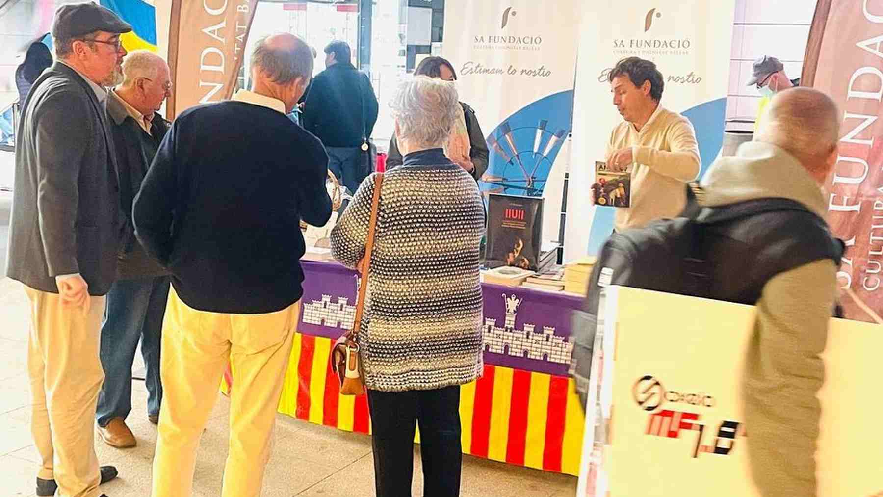 Simpatizantes de Sa Fundació en un stand de la entidad en Palma.