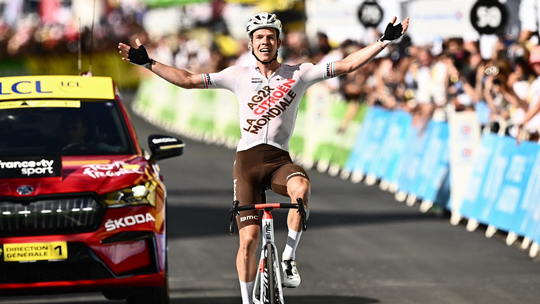 Bob Jungels celebra su victoria en el Tour. (AFP)