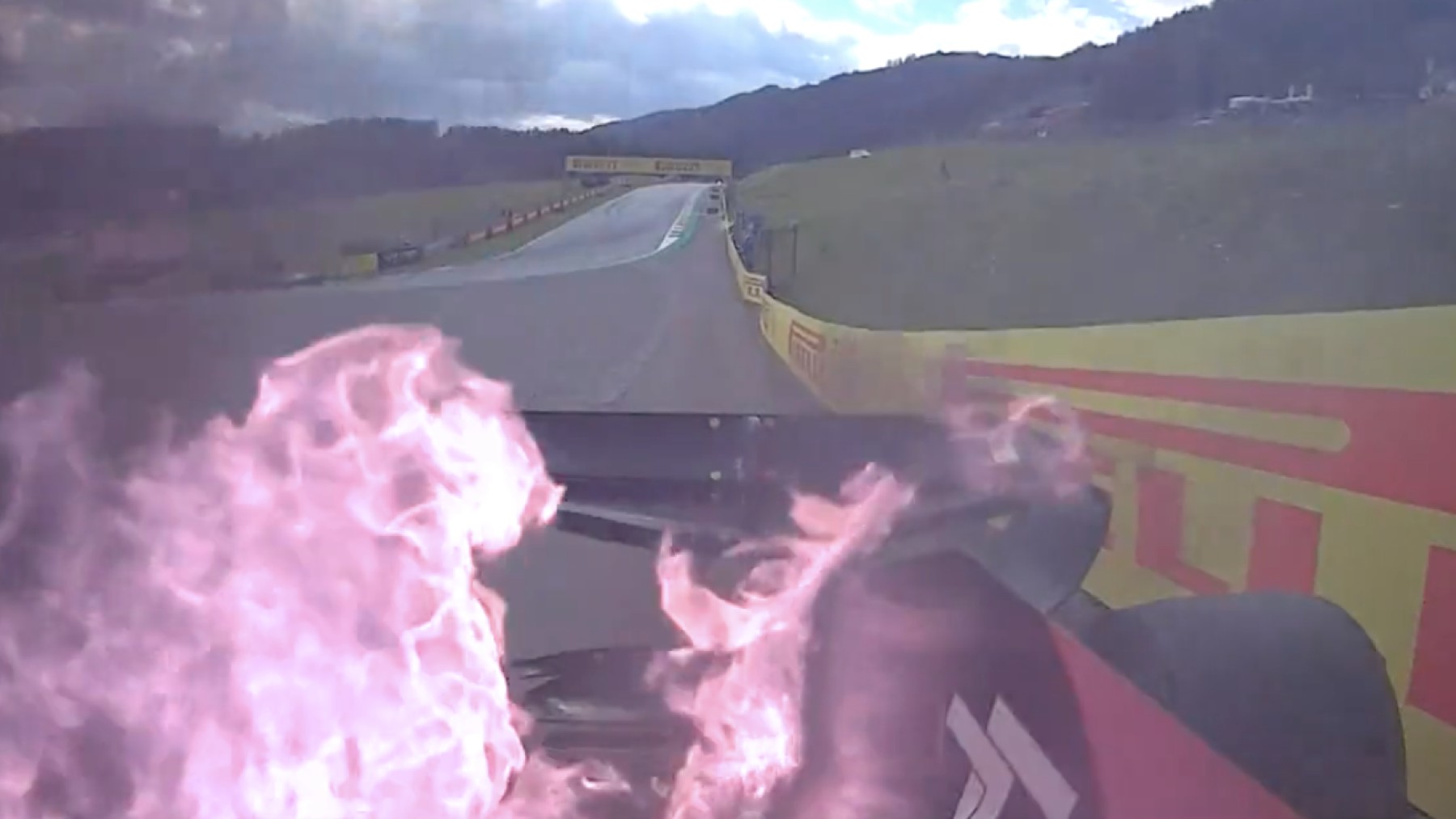 El coche de Carlos Sainz, en llamas.