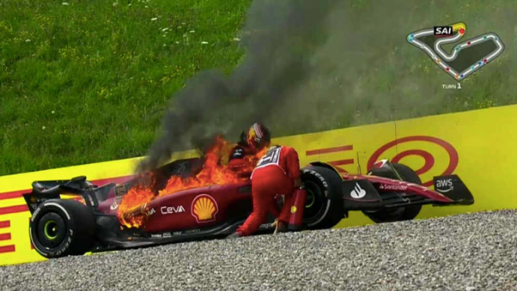 El coche de Sainz, ardiendo.
