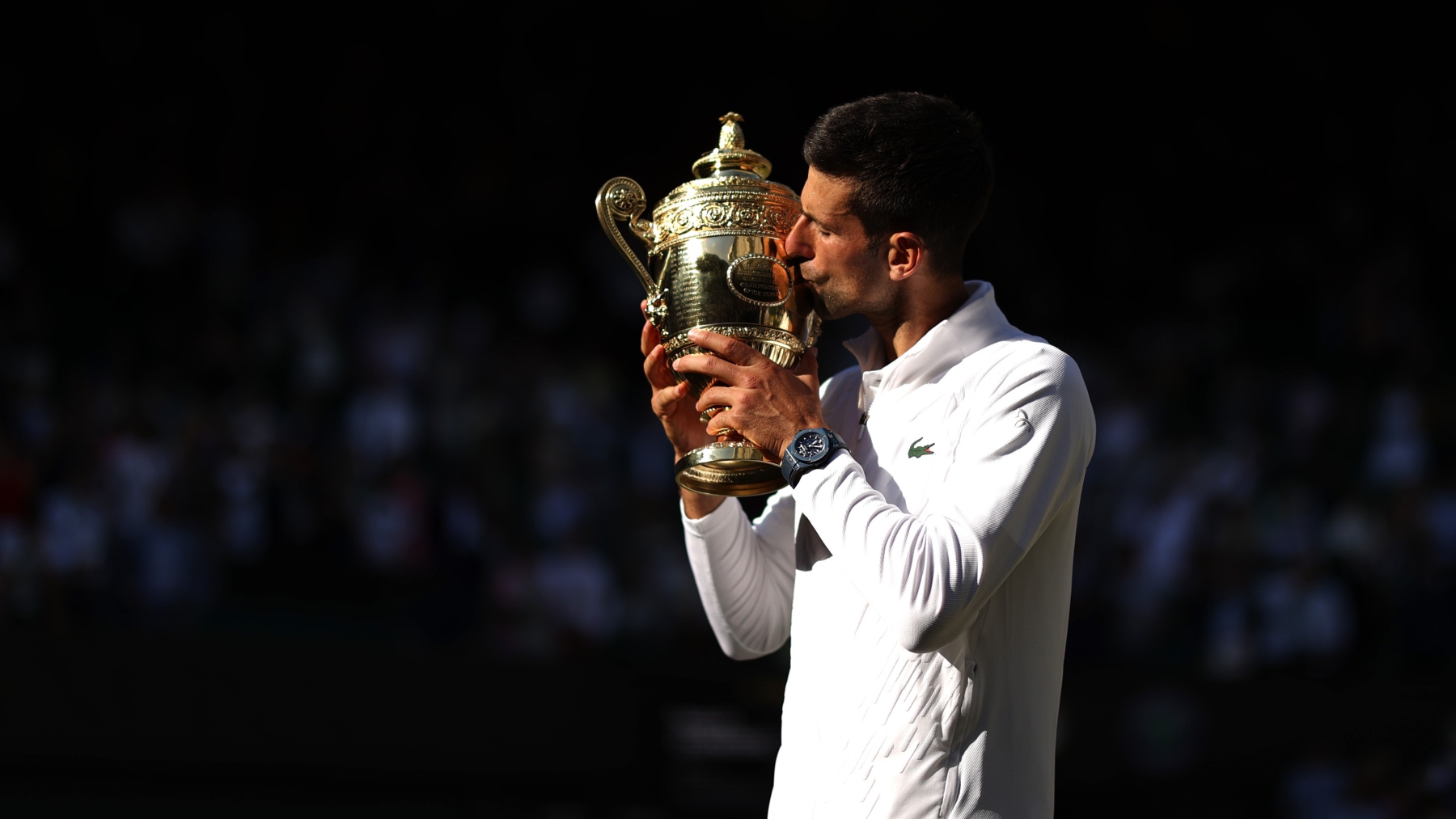 Novak Djokovic, con el trofeo de campeón de Wimbledon. (Getty)