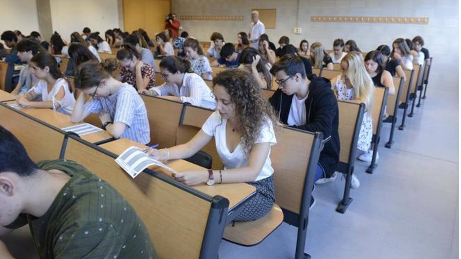 Alumnos de Baleares realizando las pruebas de acceso a la universidad.