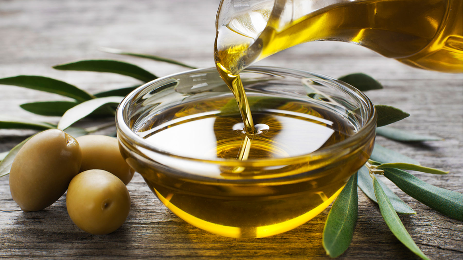 El aceite de oliva virgen extra o AOVE es uno de los ingredientes estrella de la dieta mediterránea.