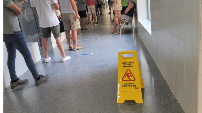 Colas en el centro de salud de El Cabo (Alicante), hoy, para pedir cita.