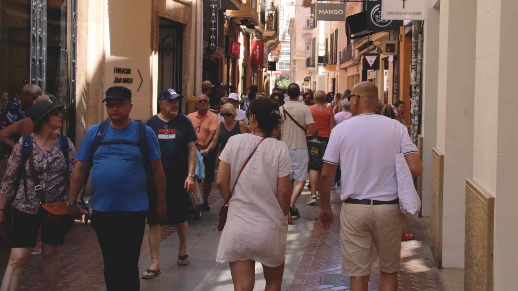 Turistas pasean por la céntrica calle San Miguel.