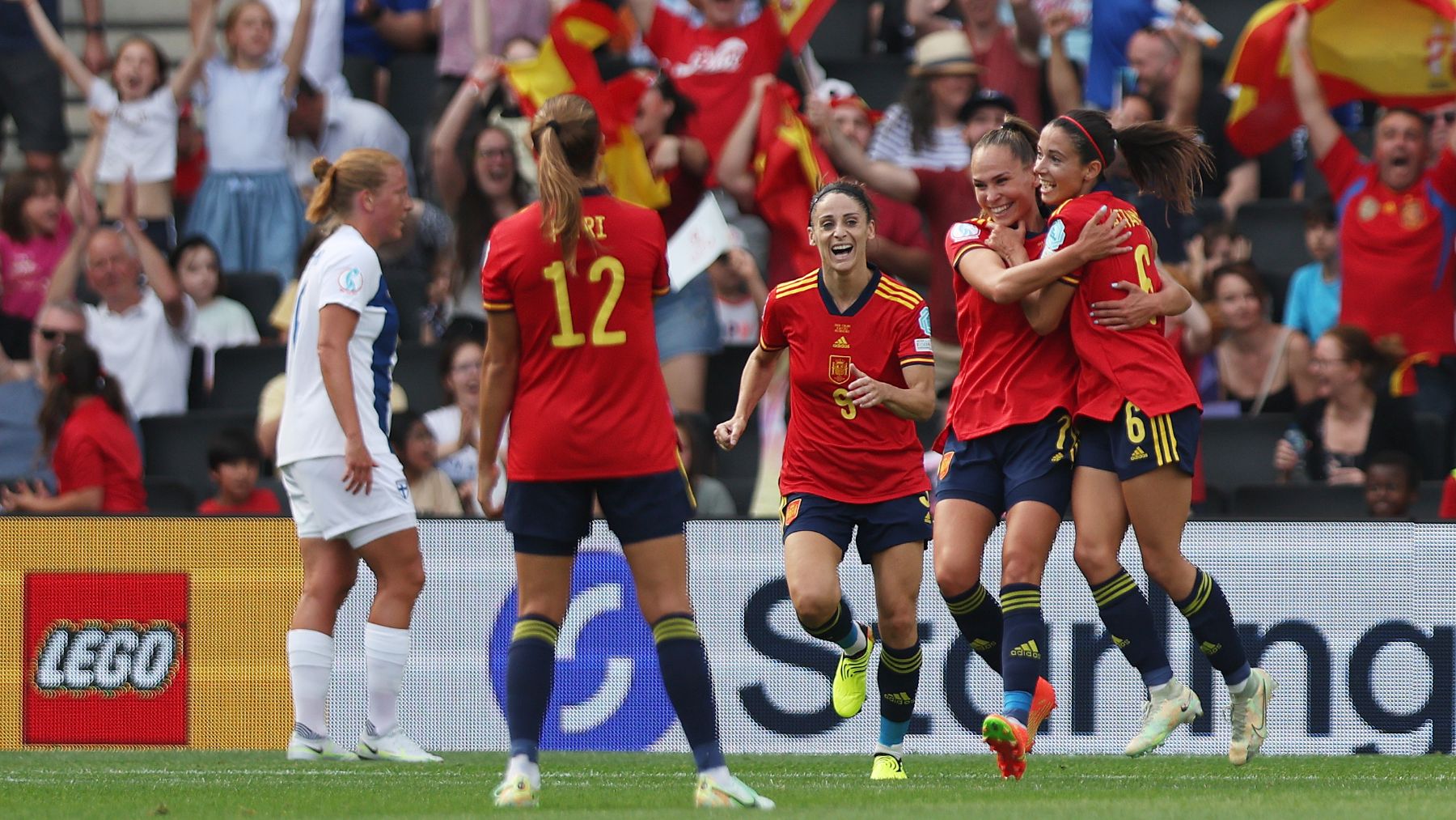 Aitana Bonmatí celebra un gol de España con sus compañeras. (Getty)