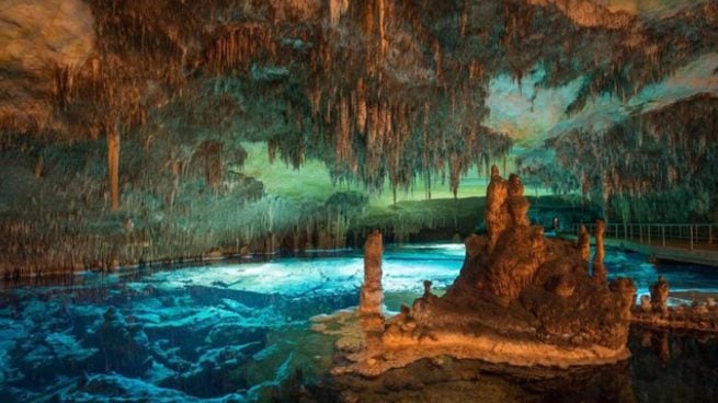 Un lago subterráneo: la impresionante cueva que puedes visitar en el centro de este pueblo andaluz