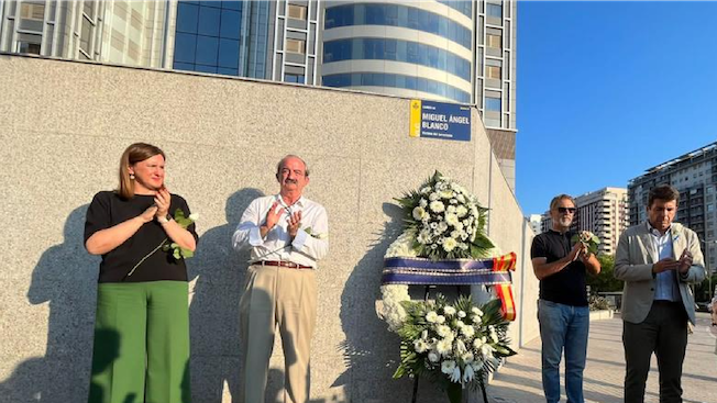 Mazón y Catalá junto al hijo de Manuel Broseta y el hermano de Carlos Casañ, ambos víctimas de ETA.