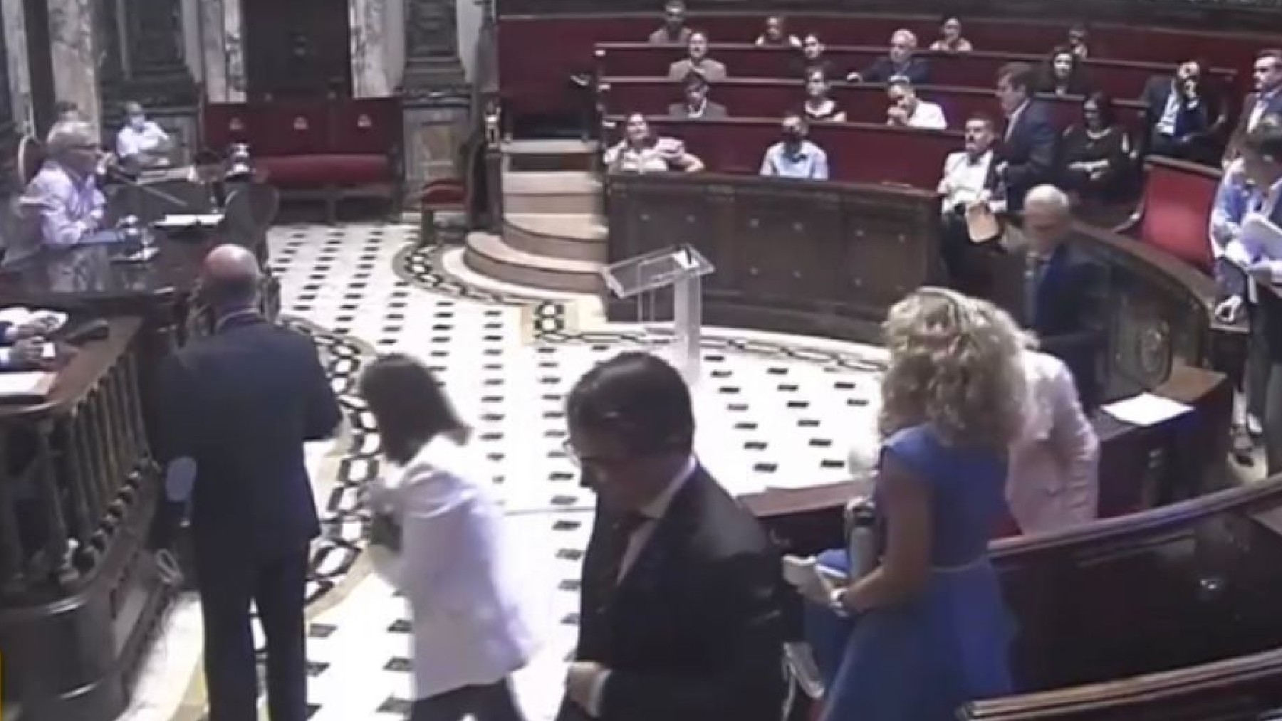 Los concejales del PP, Vox y Ciudadanos en el momento de abandonar el Pleno de Valencia, hoy.