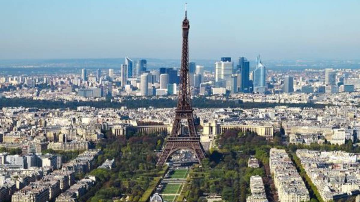 Torre Eiffel y de fondo la ciudad financiera de París.