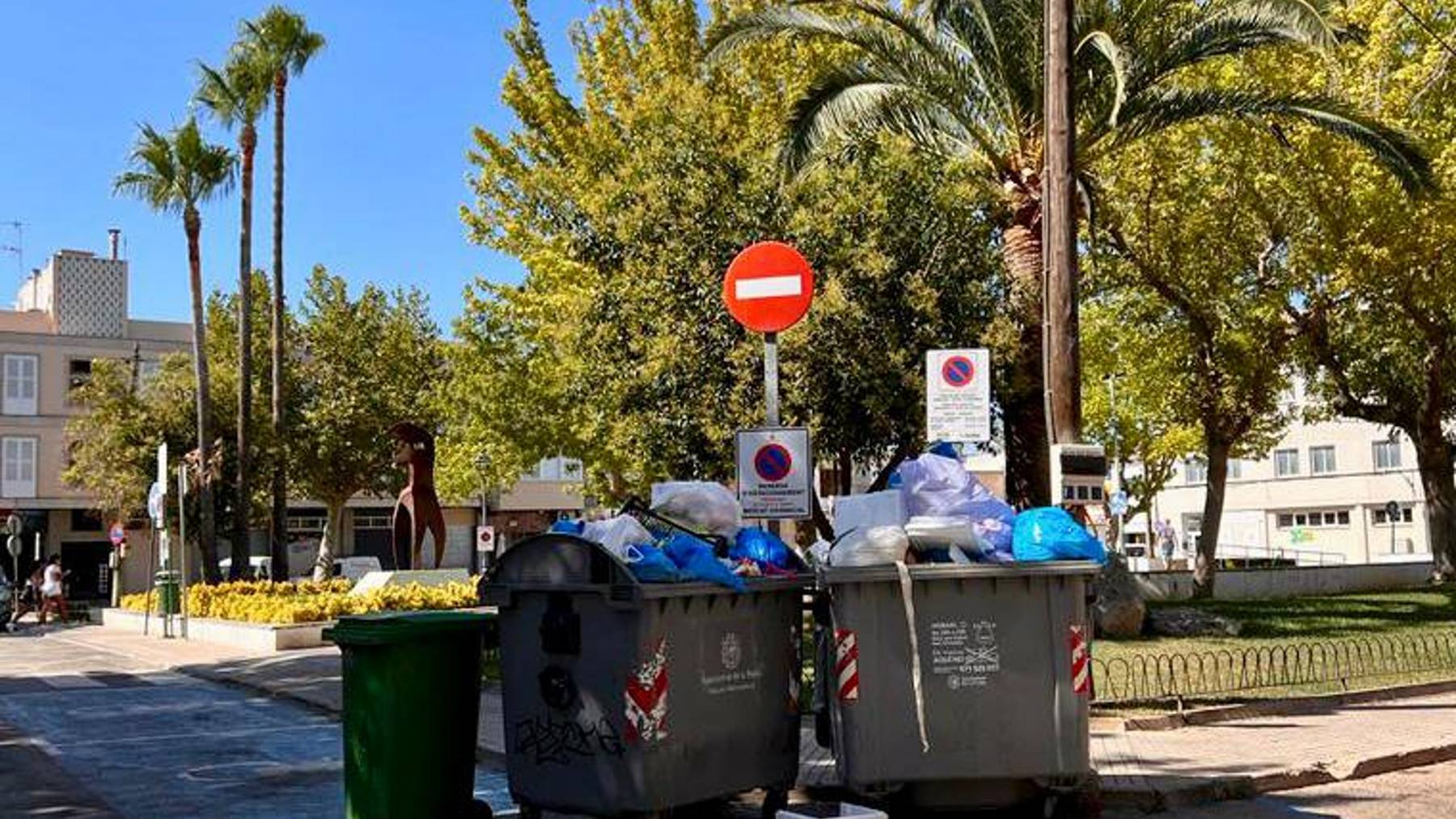 Contenedores llenos de basura en Sa Pobla.