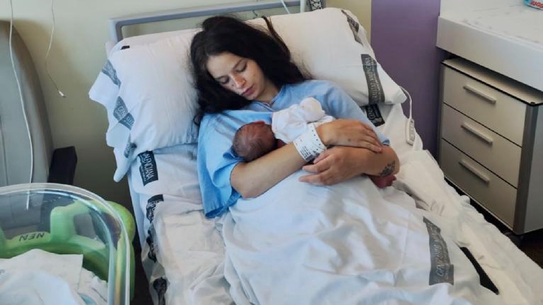Teresa, con su bebé recién nacido entre los brazos, esta mañana.