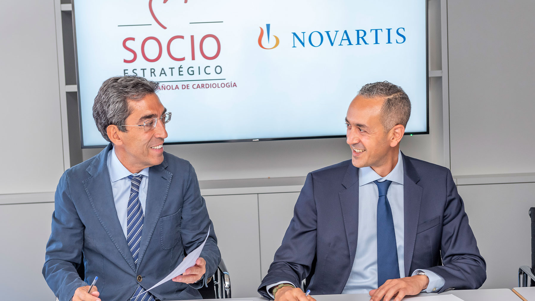 Dr. Julián Pérez-Villacastín, presidente de la SEC, y Mourad Aboubakr, director del área de Cardiovascular de Novartis España.