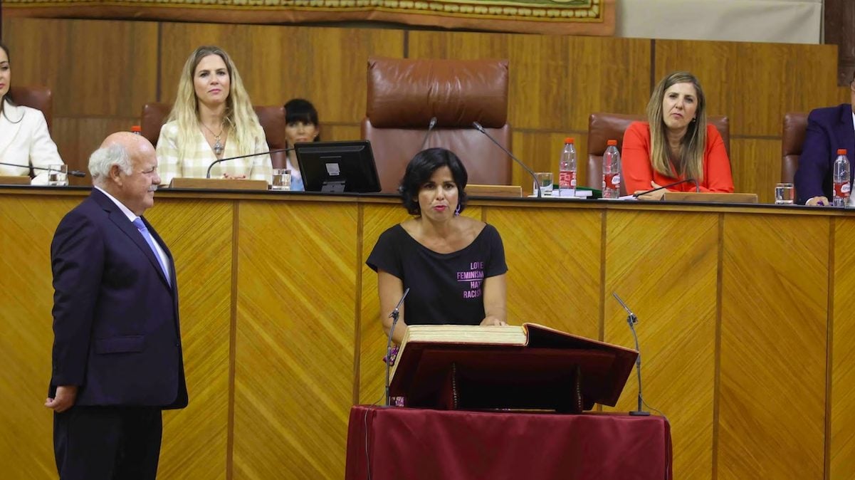 Teresa Rodríguez jura la Constitución.