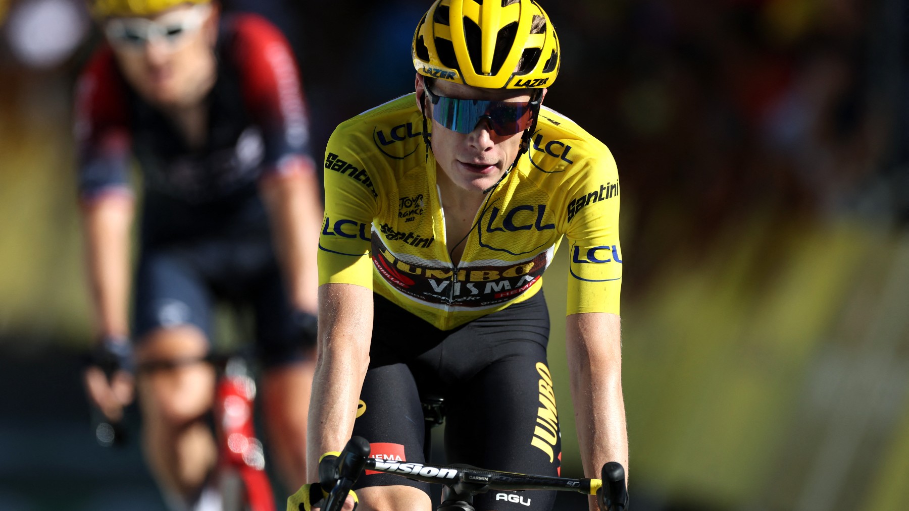 Vingegaard estrenó sin contratiempos el maillot amarillo. (AFP)