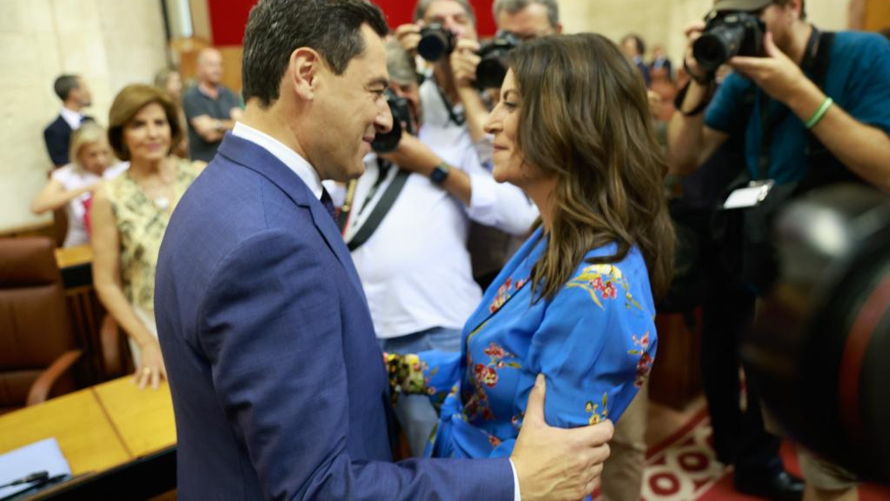Juanma Moreno y Macarena Olona se saludan en el Parlamento de Andalucía (VOX).