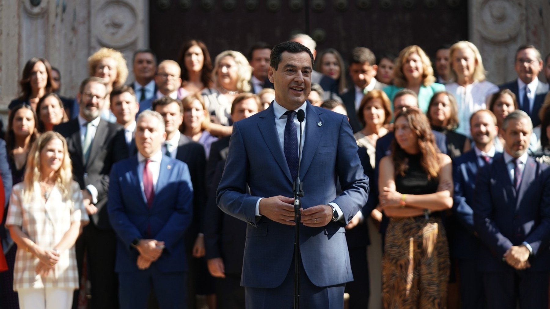 Juanma Moreno atiende a los medios tras la foto de familia con el grupo parlamentario Popular (PP-A).