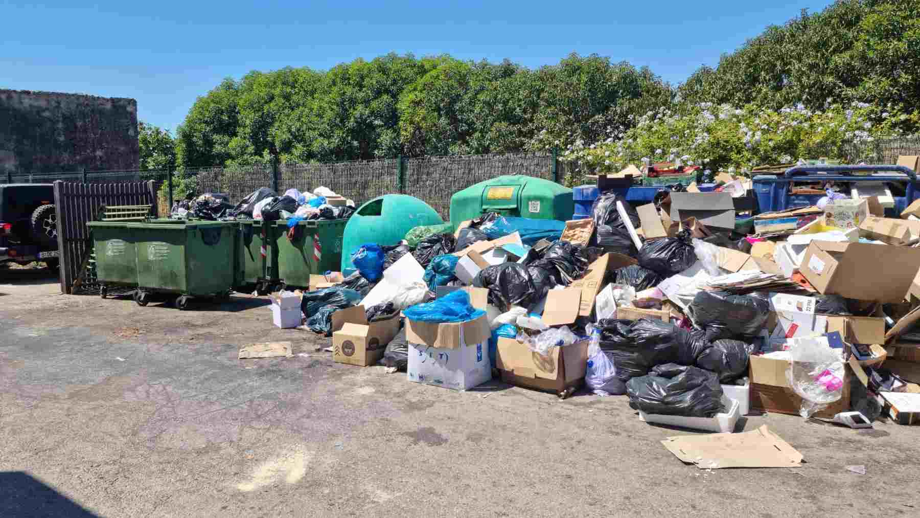 Montaña de basura en una calle del municipio de Alcúdia (Mallorca).