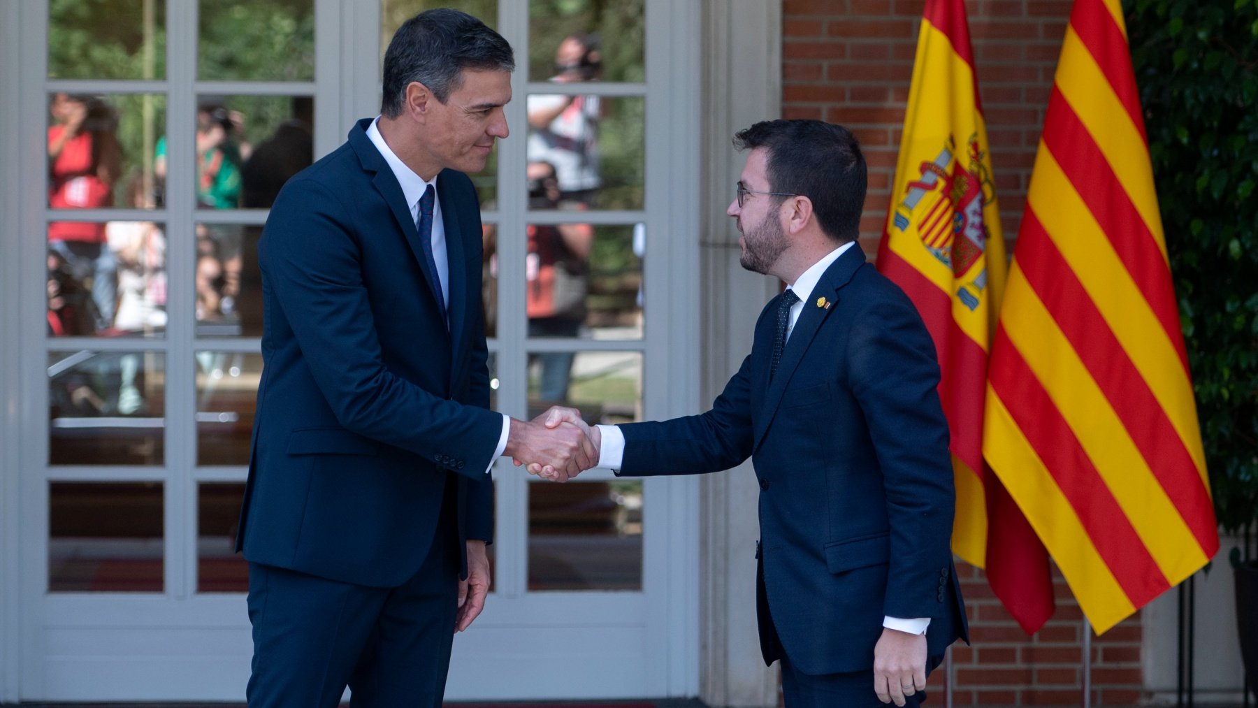 Pedro Sánchez y Pere Aragonés, a su llegada este viernes a La Moncloa (ALBERTO ORTGEA / EUROPA PRESS).