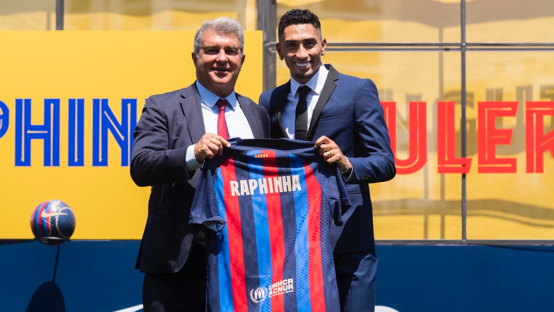 Joan Laporta y Raphinha, en el presentación del jugador. (FC Barcelona)