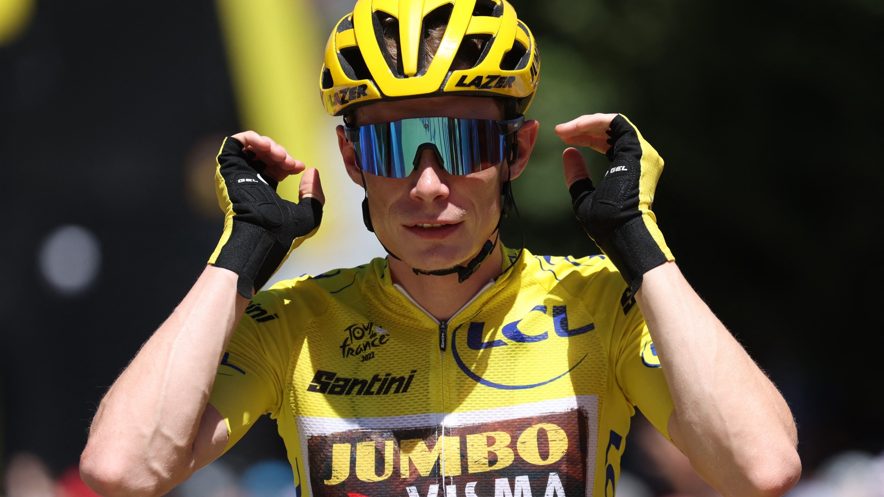 Vingegaard con el maillot amarillo. (AFP)