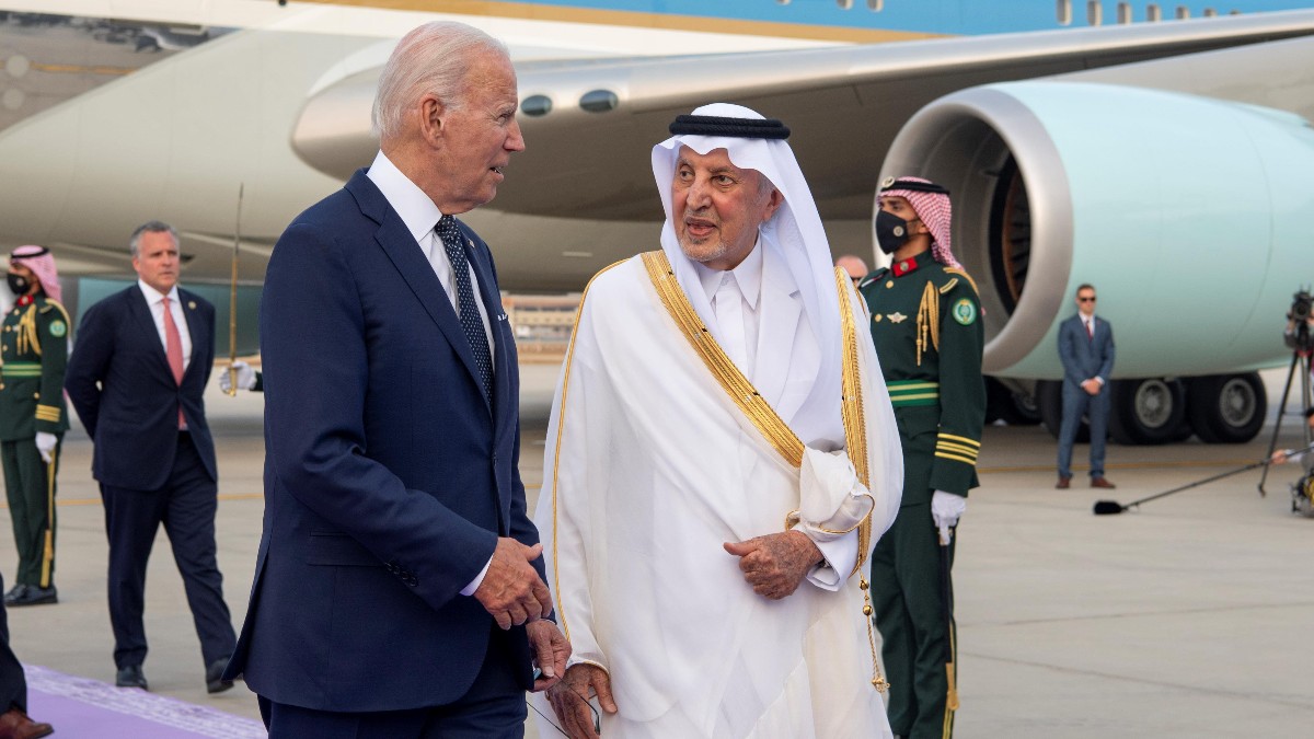 Joe Biden, recibido por el gobernador de la región de La Meca, el príncipe Khalid al-Faisal.
