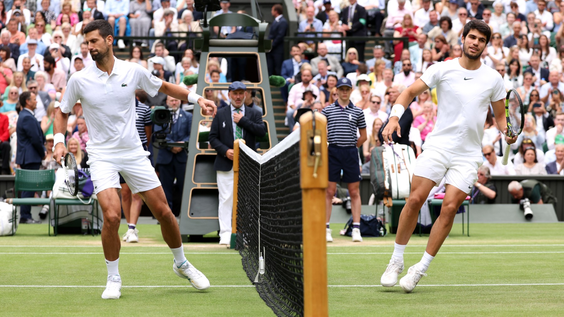 Novak Djokovic y Carlos Alcaraz, antes de la final de Wimbledon. (Getty)
