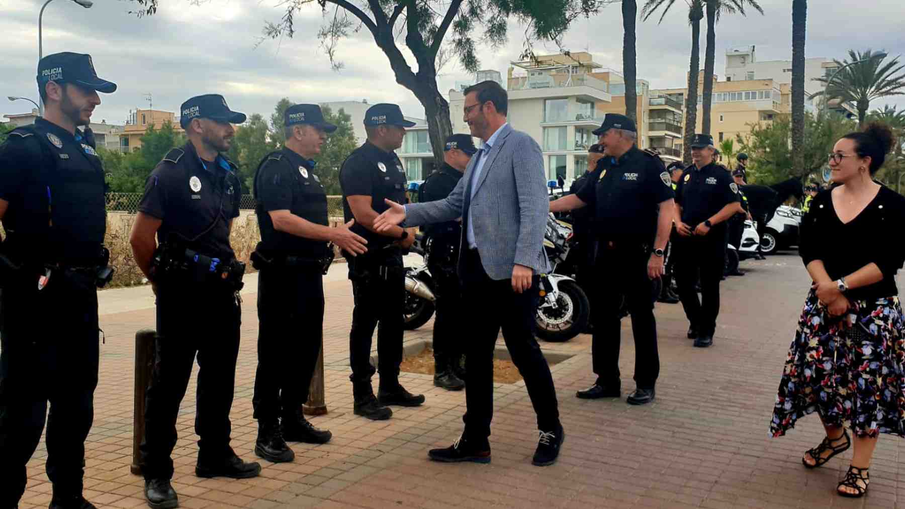 El alcalde de Palma, José Hila y la edil de Seguridad Ciudadana, Joana Maria Adrover, saludan a los agentes del dispositivo de refuerzo de verano.