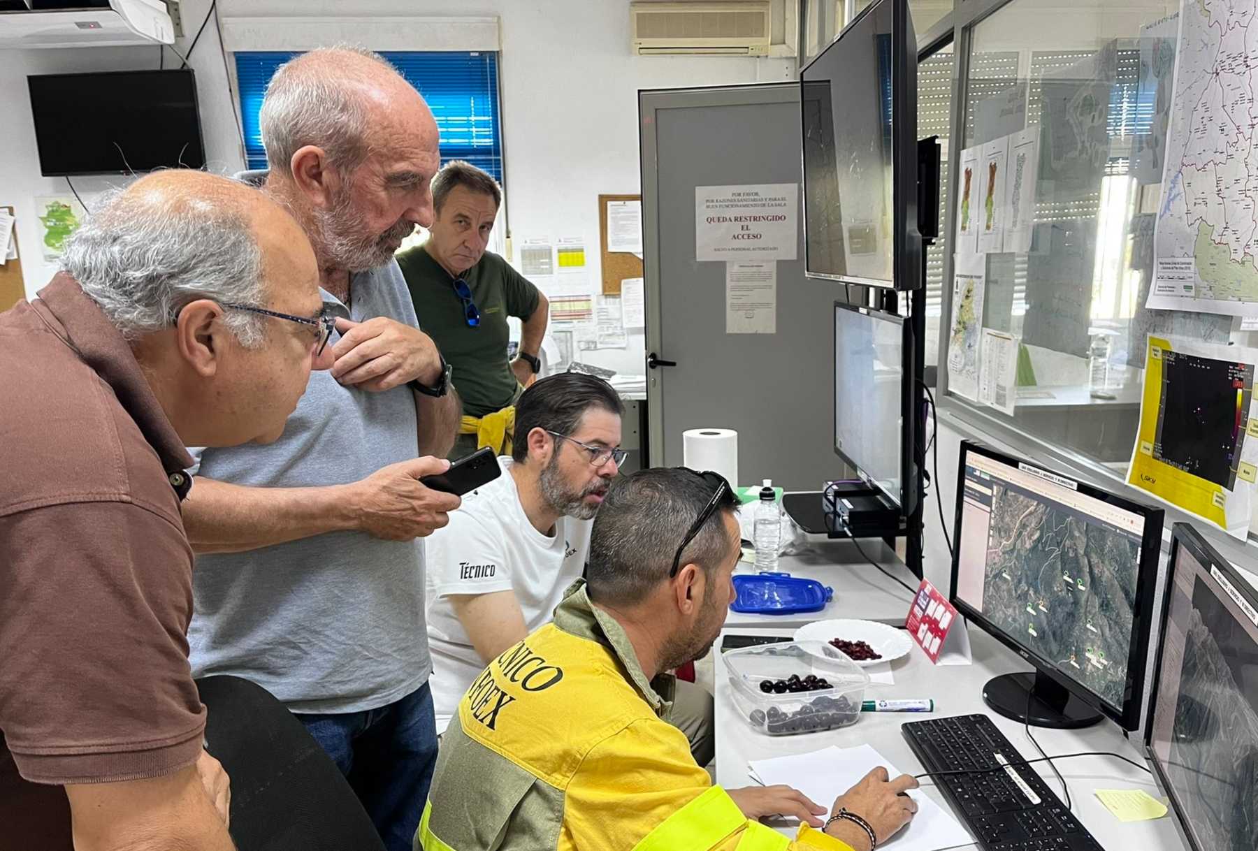 Autoridades de la Junta y del Plan Infoex en el centro operativo del Infoex en Cáceres