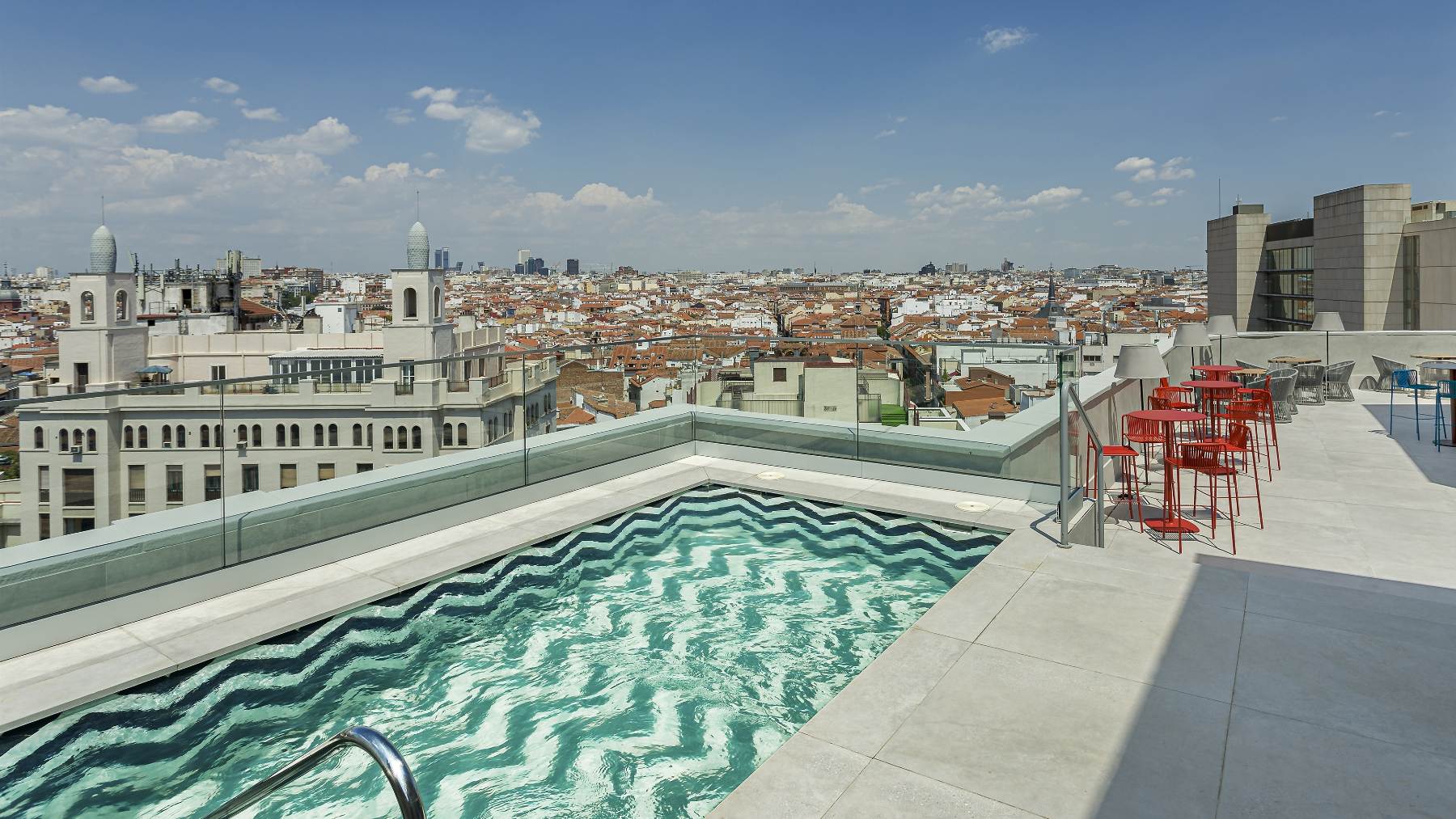 Terraza de hotel de Room Mate en Madrid.