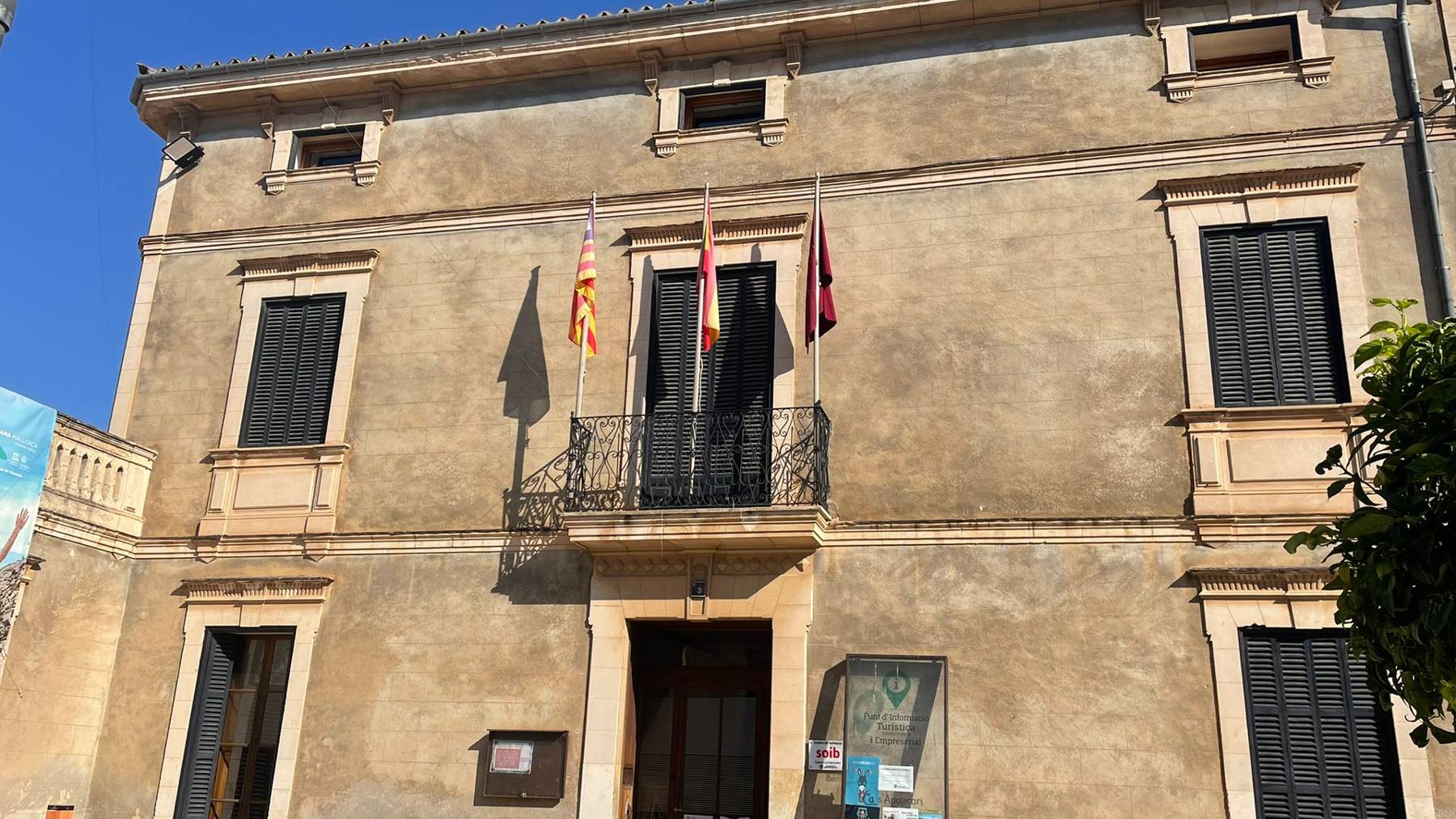 Las banderas oficiales colocadas en un edificio anexo al Ayuntamiento de Santa Maria.