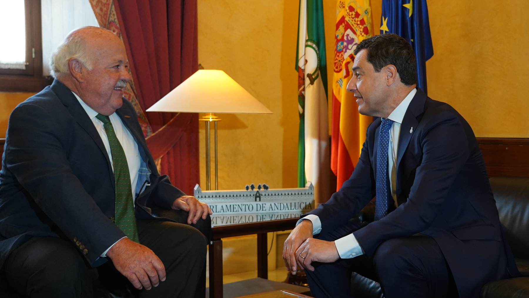 El presidente de la Junta en funciones, Juanma Moreno, junto al presidente del Parlamento andaluz, Jesús Aguirre.