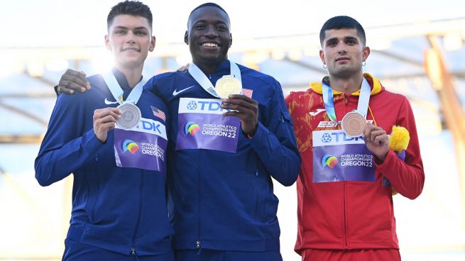 Asier Martínez, bronce, junto a los estadounidenses Grant Holloway, oro, y Trey Cunningham, plata (Foto: AFP).