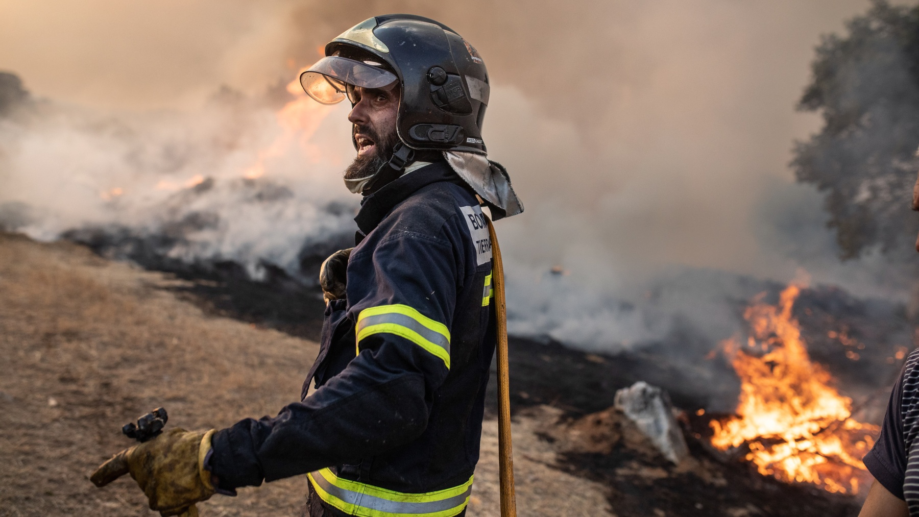 Un bombero trabaja en uno de los incendios desatados en Castilla y León (EMILIO FRAILE / EUROPA PRESS).