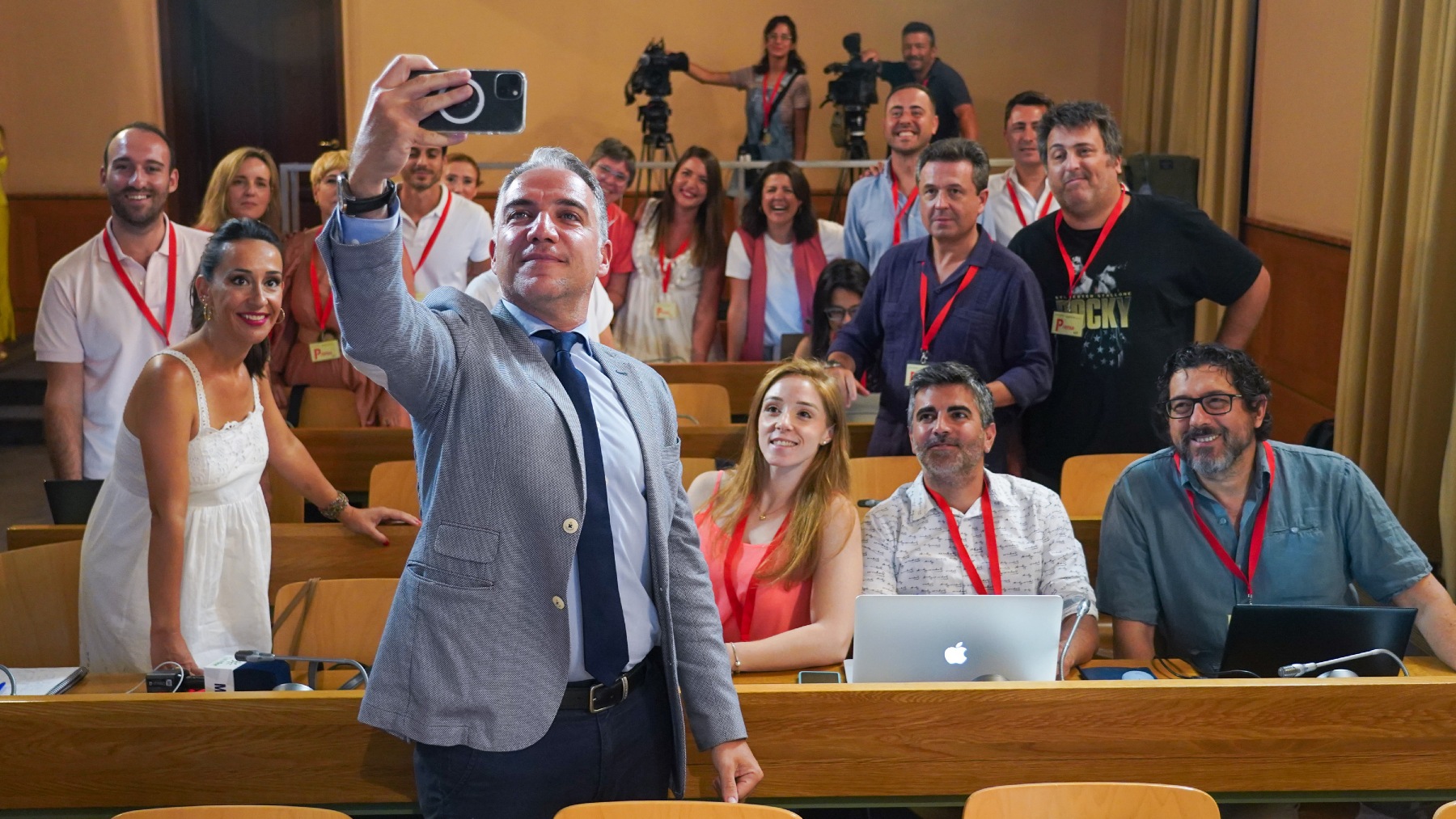 Elías Bendodo posa con los periodistas tras comparecer en rueda de prensa (EDUARDO BRIONES / EUROPA PRESS).