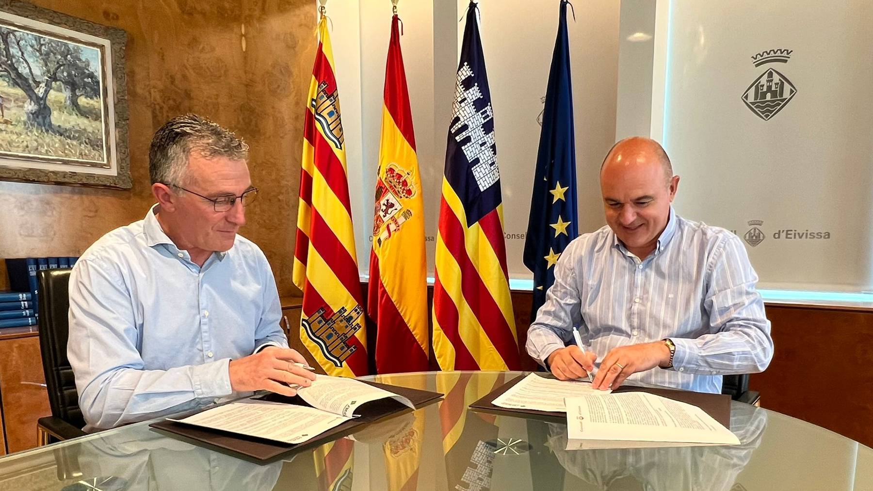 El presidente de Ibiza, Vicent Marí, y el presidente de PIMEEF, Alfonso Rojo.