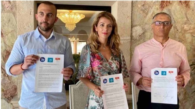 Ángel Hoyos (Cs), Estefanía Gonzalvo (PP) y Llorenç Suau (PI) cuando presentaron la moción de censura.