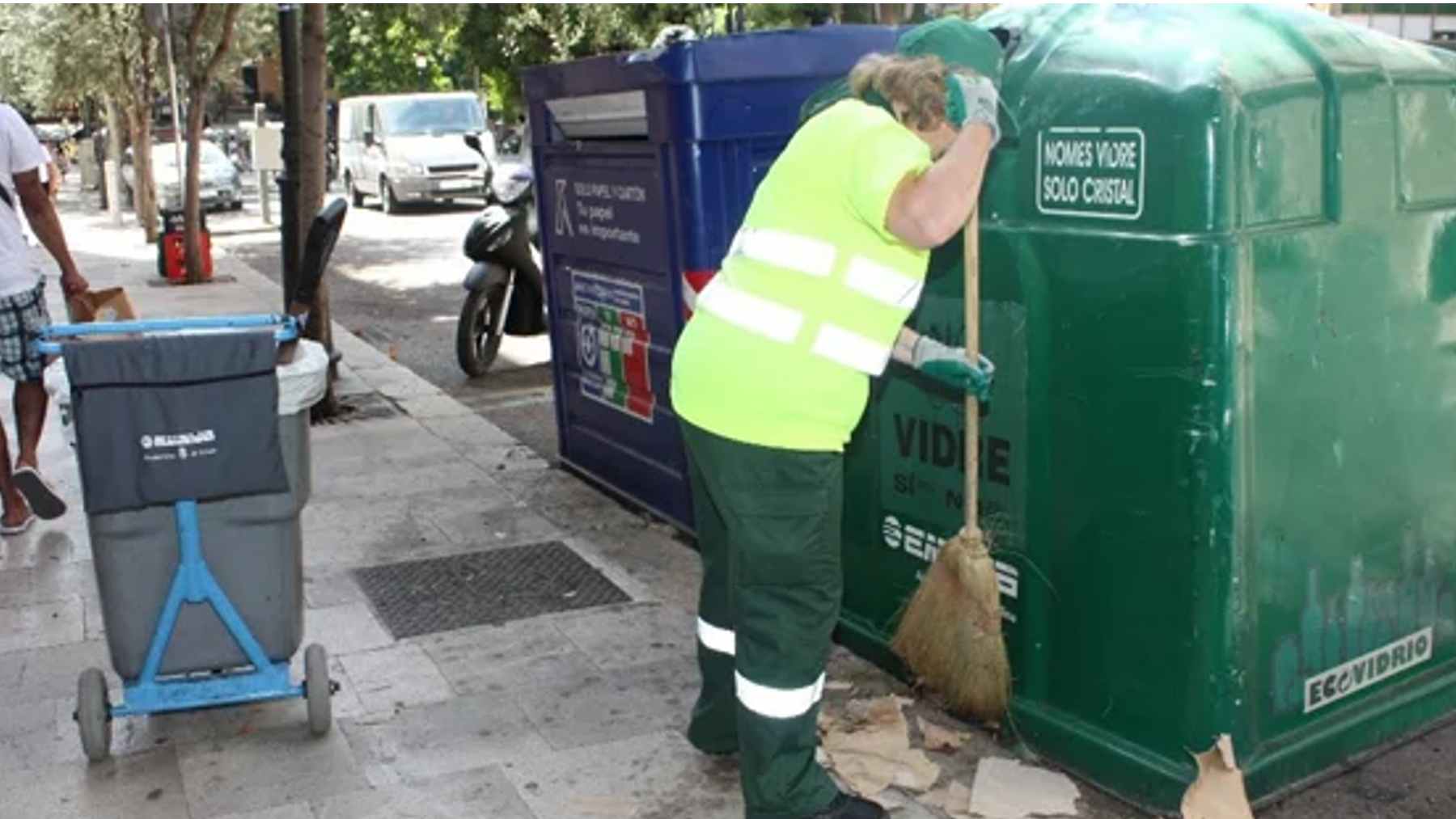 Operario de la limpieza de la empresa municipal Emaya de Palma.
