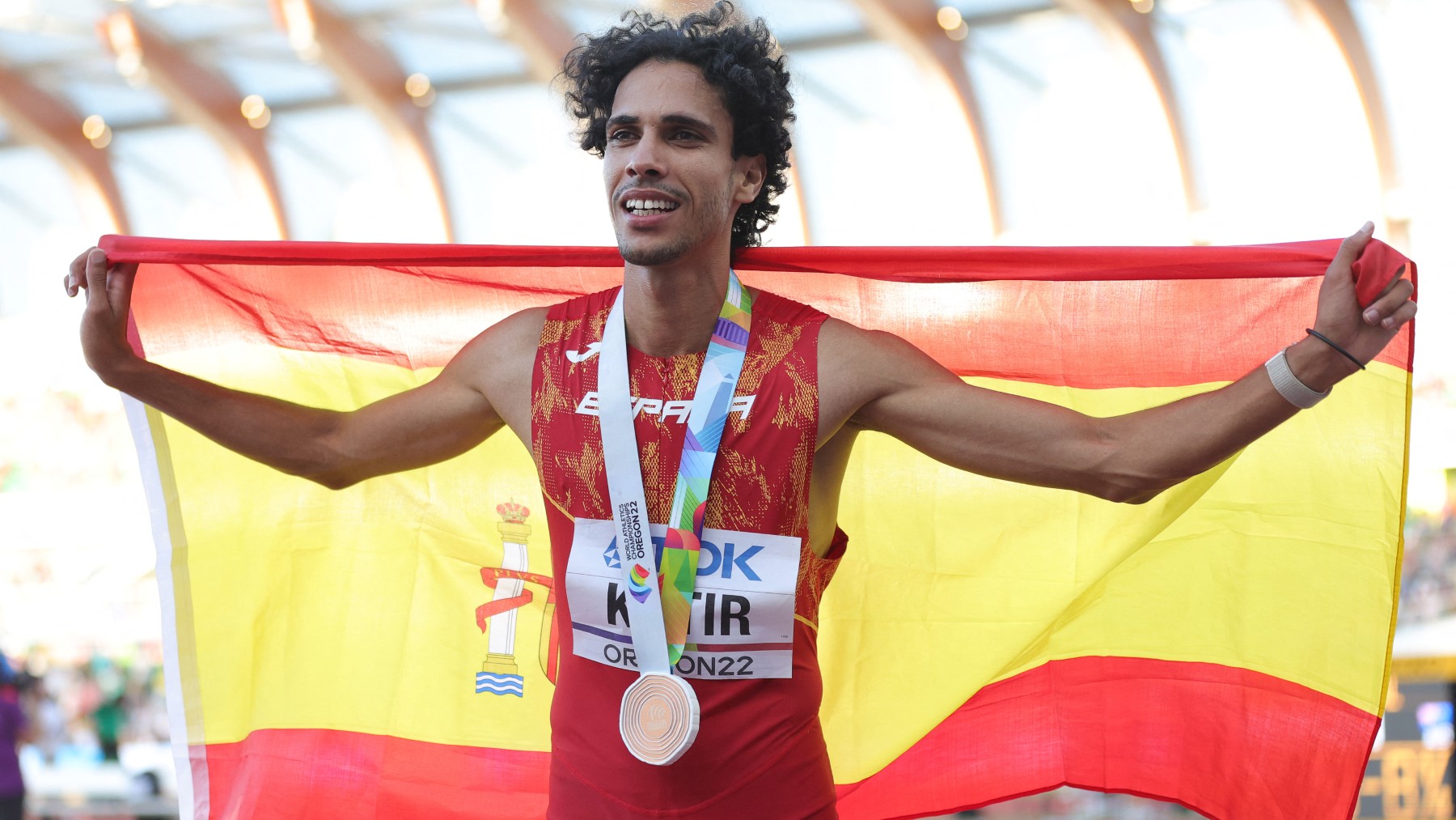 Katir, con el bronce y la bandera de España. (AFP)
