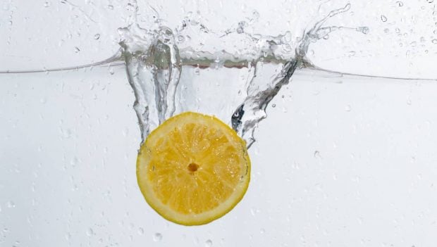 Limón en agua