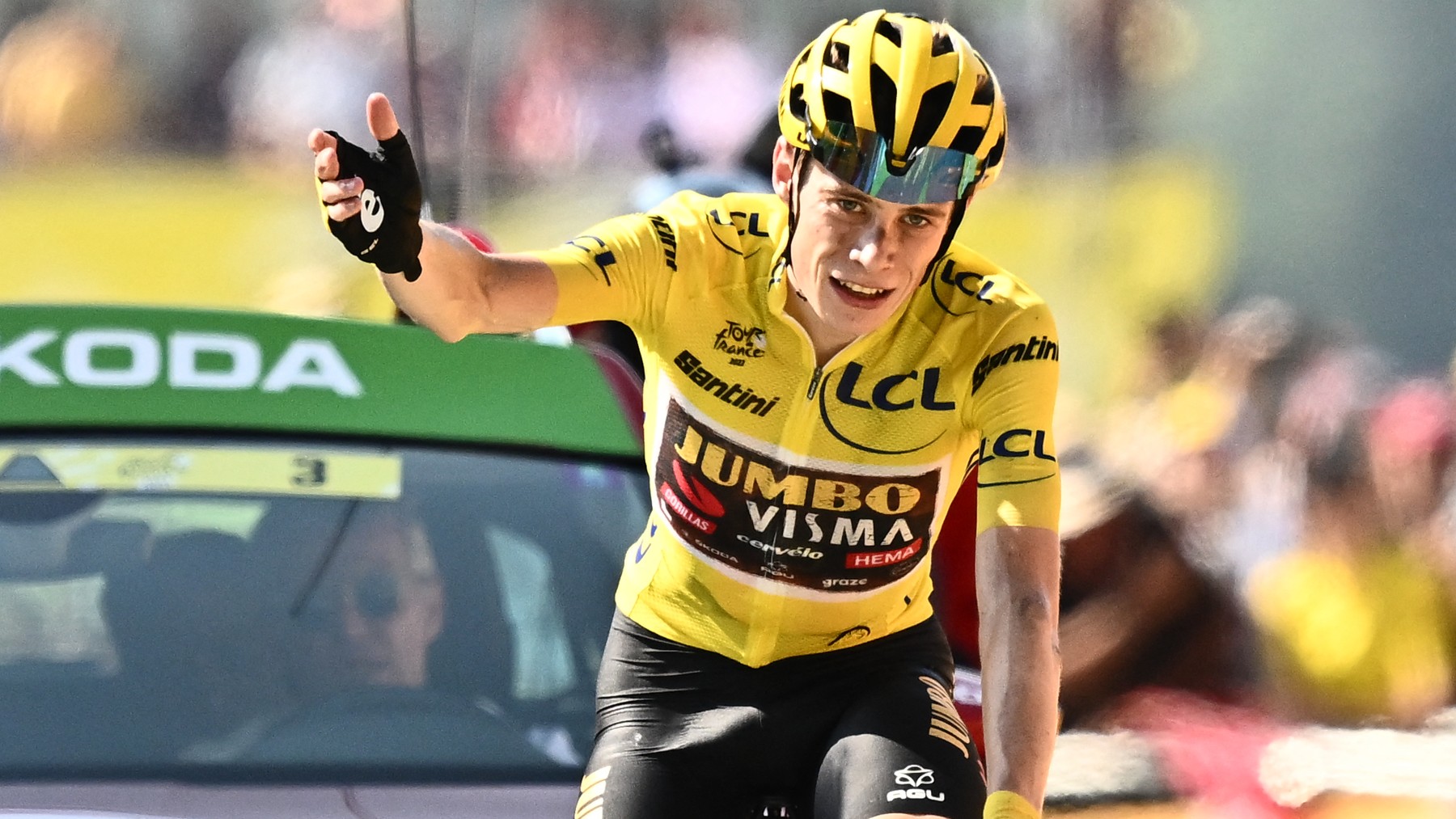 Vingegaard celebra su victoria en la etapa 18 del Tour de Francia. (AFP)